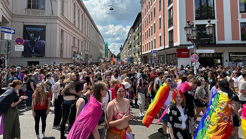Die diesjährige CSD-Parade steht unter dem Motto "Queerer Aktionsplan Bayern jetzt!" Die diesjährige CSD-Parade steht unter dem Motto "Queerer Aktionsplan Bayern jetzt!"