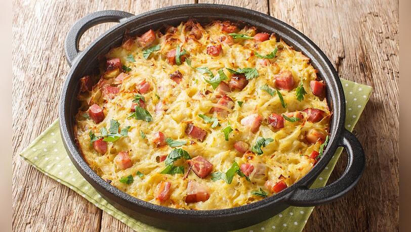 Schmeckt besonders gut, wenn es draußen kalt ist: Auflauf mit Kartoffeln, Speck und Käse.