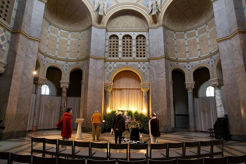 In zartes Licht getaucht: Die Aussegnungshalle des Münchner Nordfriedhofs
