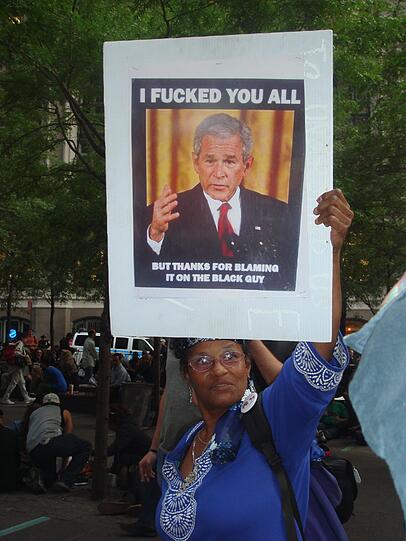 "I fucked you all - Aber danke, dass ihr es auf den Schwarzen schiebt." Dieser Demonstrantin zufolge ist Ex-Präsidenten George W. Bush schuld an der Misere des Landes - die Kritik an Barack Obama versucht sie mit dem Plakat ironisch zu widerlegen.