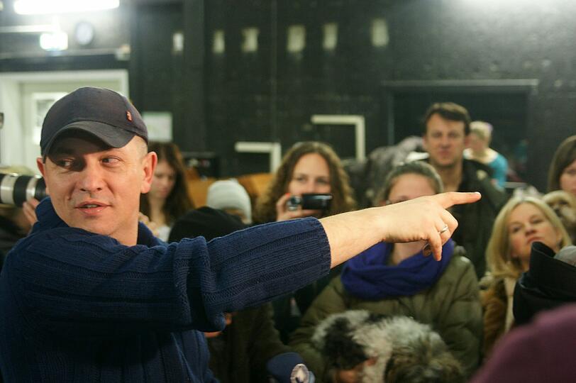 Der Intendant des Gärtnerplatztheaters gibt letzte Anweisungen.