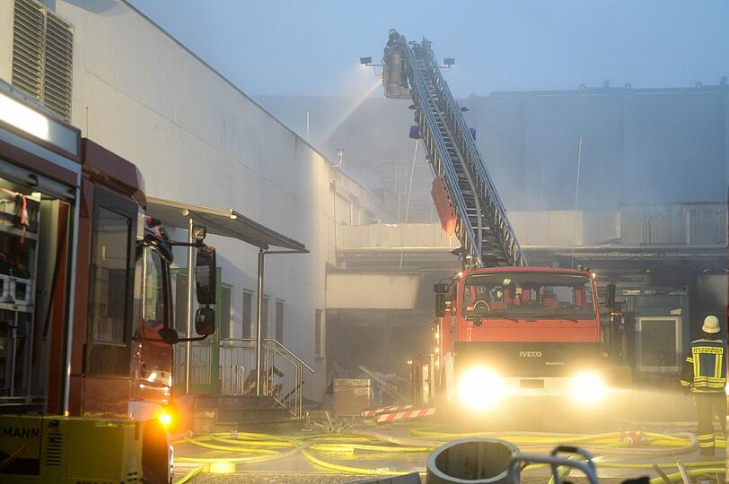 Wiesenhof-Schlachtbetrieb brennt ab: Bilder vom Feuer in Bogen bei Straubing...