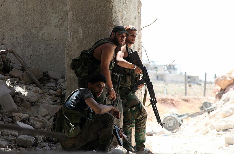 Syrische Soldaten kämpfen bei Aleppo. Erstmals seit der Belagerung der umkämpften Großstadt sind Nahrungsmittel in die Rebellengebiete dort geliefert worden. Foto: str