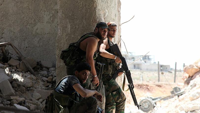 Syrische Soldaten kämpfen bei Aleppo. Erstmals seit der Belagerung der umkämpften Großstadt sind Nahrungsmittel in die Rebellengebiete dort geliefert worden. Foto: str Syrische Soldaten kämpfen bei Aleppo. Erstmals seit der Belagerung der umkämpften Großstadt sind Nahrungsmittel in die Rebellengebiete dort geliefert worden. Foto: str