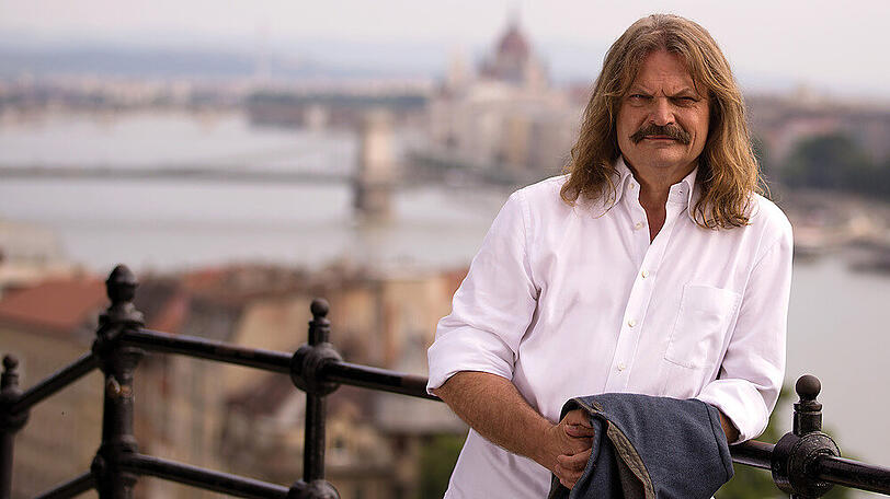 Leslie Mandoki ist mit dem Doppelalbum "Living in the Gap + Hungarian Pictures" seiner Mandoki Soulmates zurück