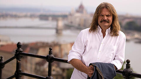 Leslie Mandoki ist mit dem Doppelalbum "Living in the Gap + Hungarian Pictures" seiner Mandoki Soulmates zurück