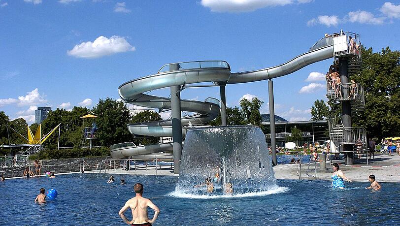 Im Freibad West gibt es viel Abwechslung und die weitläufigsten Liegeweisen. Im Freibad West gibt es viel Abwechslung und die weitläufigsten Liegeweisen.