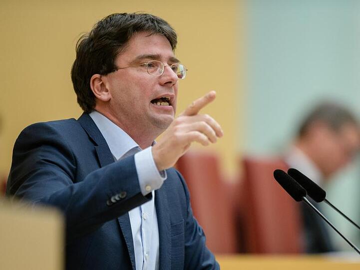 Florian von Brunn (SPD) spricht im Plenarsaal. Foto: picture alliance / Matthias Balk/dpa/Archivbild