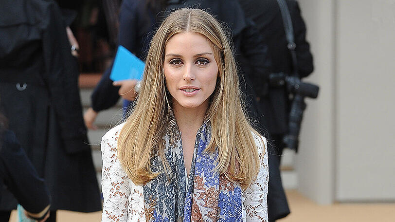 Mode-Influencerin Olivia Palermo baut regelmäßig bunte Tücher in ihre Styles ein.