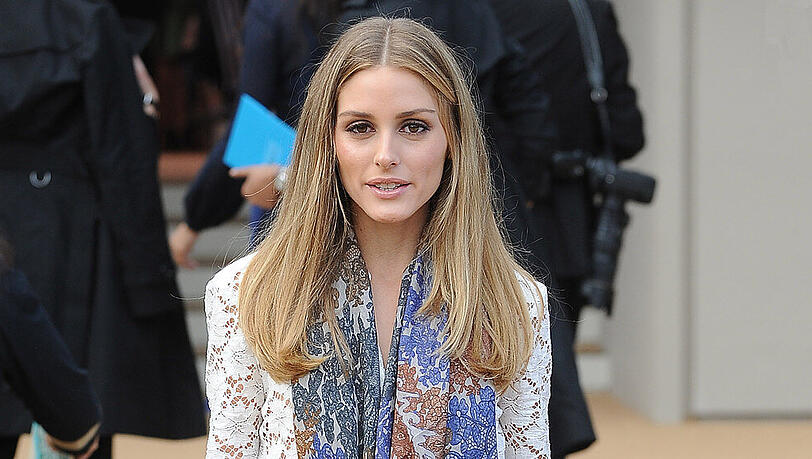 Mode-Influencerin Olivia Palermo baut regelmäßig bunte Tücher in ihre Styles ein. Mode-Influencerin Olivia Palermo baut regelmäßig bunte Tücher in ihre Styles ein.