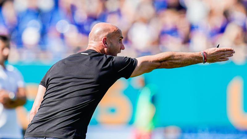 Trainer André Schubert gestikuliert.
