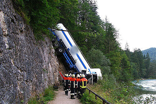 Der Tanklastzug hängt nach einem Absturz an einem Steilhang am Fluß Saalach.