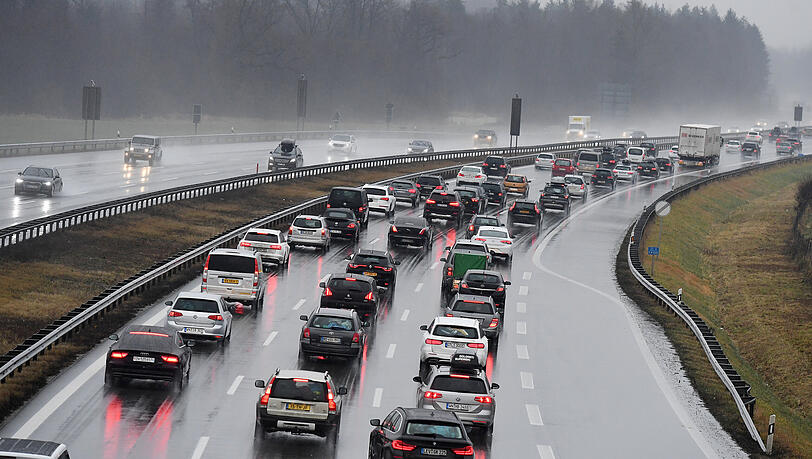 Fahrzeuge stauen sich auf der A8 kurz vor dem Inntal-Dreieck Richtung Süden. (Archivbild)