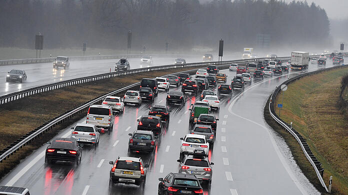 Fahrzeuge stauen sich auf der A8 kurz vor dem Inntal-Dreieck Richtung Süden. (Archivbild)
