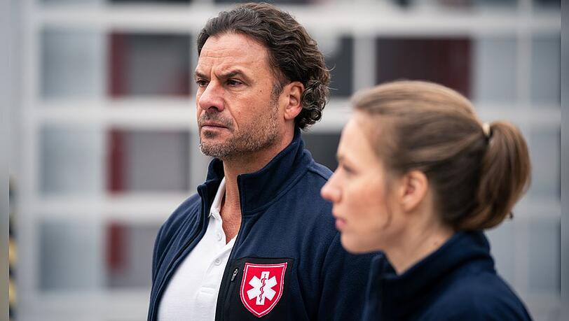 "Die Chefin: Grenzgänger": Rettungsstellenleiter Sebastian Weber (Stephan Luca) war nicht nur der Chef des Mordopfers, er ist auch mit der Kollegin Martina Jessing (Anna Brüggemann) verlobt.
