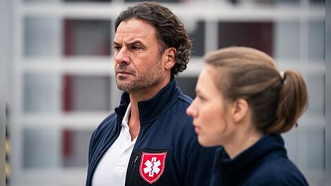 "Die Chefin: Grenzgänger": Rettungsstellenleiter Sebastian Weber (Stephan Luca) war nicht nur der Chef des Mordopfers, er ist auch mit der Kollegin Martina Jessing (Anna Brüggemann) verlobt.