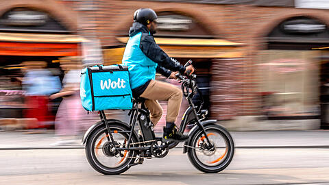 Fahrer von Wolt gehören schon länger zum Stadtbild. Jetzt startet der Lieferdienst sein Online-Supermarkt in München.