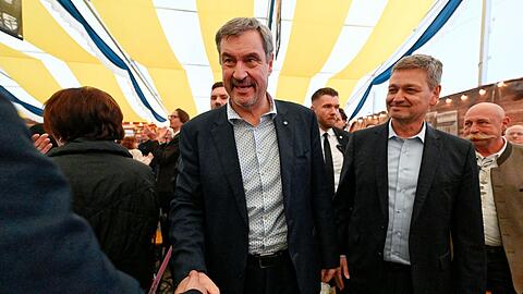 S&ouml;der (l, CSU) war nach Frankenthal gekommen, um im Landtagswahlkampf den CDU-Kandidaten Christian Baldauf (r) zu unterst&uuml;tzen.