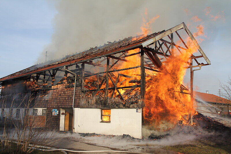 Am Nachmittag wurde die Feuerwehr zu einem Brand eines Bauernhofes mitten in St. Leonhard, Gemeinde Wonneberg gerufen. Bei dem Brand wurden drei Personen verletzt. Da das Löschwasser knapp war, mussten Leitungen über einen Kilometer lang verlegt werden.
