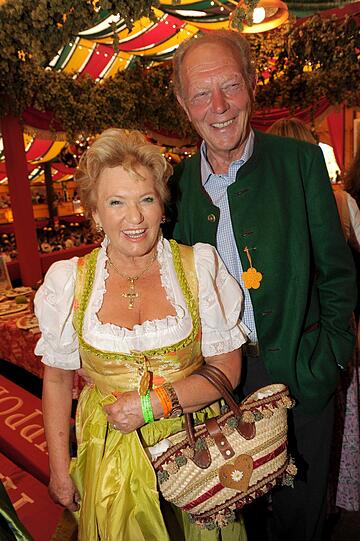 Die singende Wirtin und Schlagersängerin Rosi Schipflinger ist mit ihrem Mann Sepp am Samstag im Hippodrom, um den Wiesn-Auftakt zu feiern.