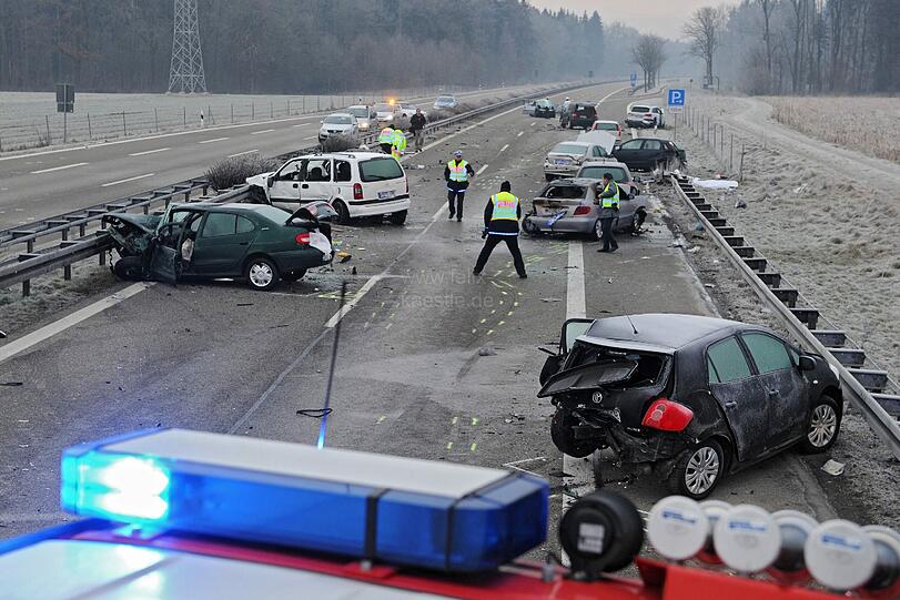 Bei einem schweren Unfall südlich von Ulm sind in der Silvesternacht drei Menschen gestorben.