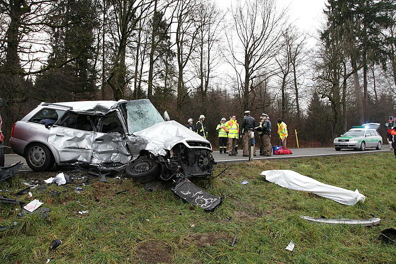 Auf der Staatsstraße 2359 krachten zwei Autos ineinander. Die Bilder vom Unfallort.