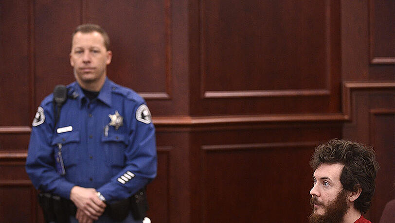 Dem Amokläufer James Holmes droht bei einer Verurteilung die Todesstrafe. Dem Amokläufer James Holmes droht bei einer Verurteilung die Todesstrafe.