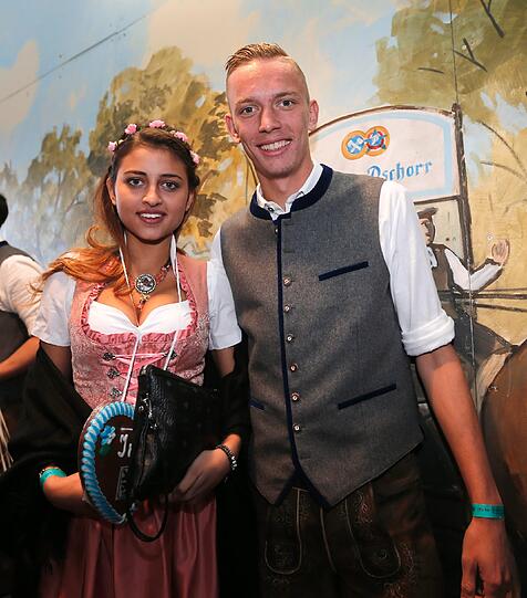 Abstecher vom frustrierenden Zweitliga-Alltag zur Wiesn: Die Löwen-Profis in bester Laune...