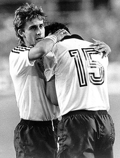 Pierre Littbarski (links) tröstet Ulli Stielike nach dessen verschossenem Elfmeter.