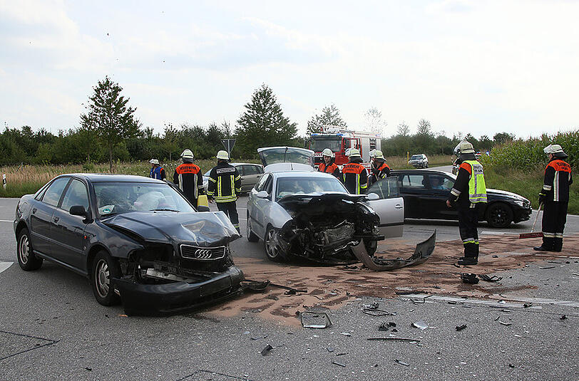 Die Vorseiten beider Autos sind komplett demoliert. Ein 18-jähriger Fahranfänger hatte beim Abbiegen den Gegenverkehr übersehen. Die Bilder.