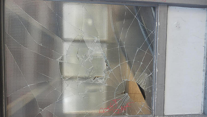 Der 21-Jährige zerschlug die Scheibe am Bahnhof. Der 21-Jährige zerschlug die Scheibe am Bahnhof.