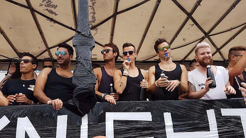 Teilnehmer der traditionellen Parade anlässlich des Christopher Street Day