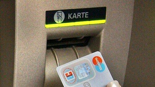 Die Einbrecher hatten einen Bankautomaten aufgebrochen. (Symbolbild) Die Einbrecher hatten einen Bankautomaten aufgebrochen. (Symbolbild)