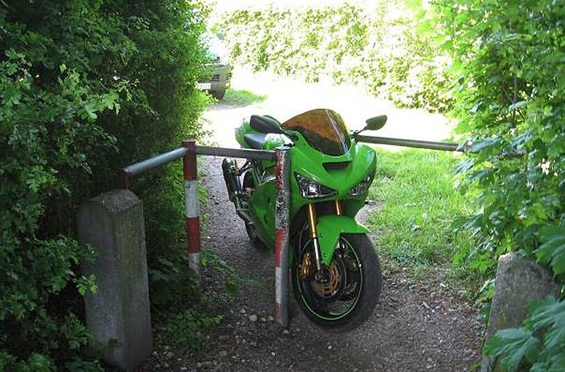 Das Motorrad wurde sichergestellt, der Fahrer flüchtete zu Fuß.