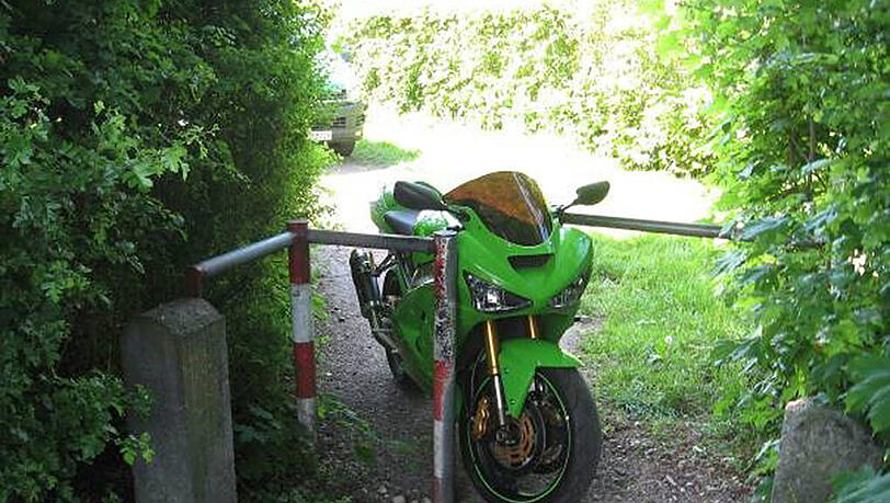 Das Motorrad wurde sichergestellt, der Fahrer flüchtete zu Fuß. Das Motorrad wurde sichergestellt, der Fahrer flüchtete zu Fuß.
