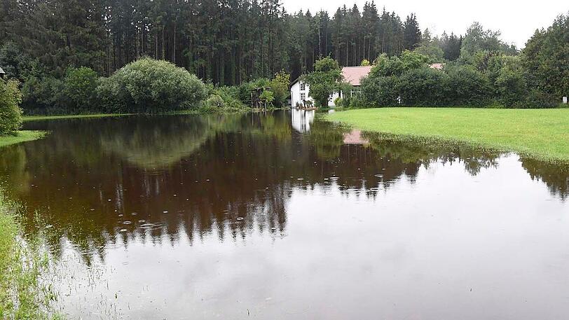 Goldenes Tal, Naring, Gemeinde Weyarn im Landkreis Miesbach: Hochwasser der Mangfall und großflächige Überschwemmungen durch Oberflächenwasser.
