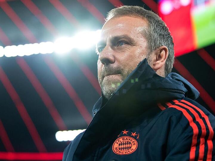 Bayerns Interimstrainer Hansi Flick steht vor dem Spiel in das Stadion. Foto: Matthias Balk/dpa/Archivbild