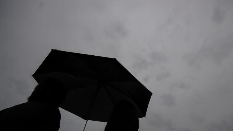 Zwei Frauen stehen unter einem Regenschirm. Foto: Marijan Murat/dpa/Illustration Zwei Frauen stehen unter einem Regenschirm. Foto: Marijan Murat/dpa/Illustration