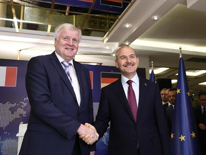Suleyman Soylu (r), Innenminister der Türkei, und Horst Seehofer, Innenminister von Deutschland, geben sich nach einem Treffen im Rahmen der Gesprächen über den EU-Flüchtlingspakt mit der Türkei die Hand.