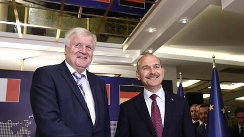 Suleyman Soylu (r), Innenminister der Türkei, und Horst Seehofer, Innenminister von Deutschland, geben sich nach einem Treffen im Rahmen der Gesprächen über den EU-Flüchtlingspakt mit der Türkei die Hand.