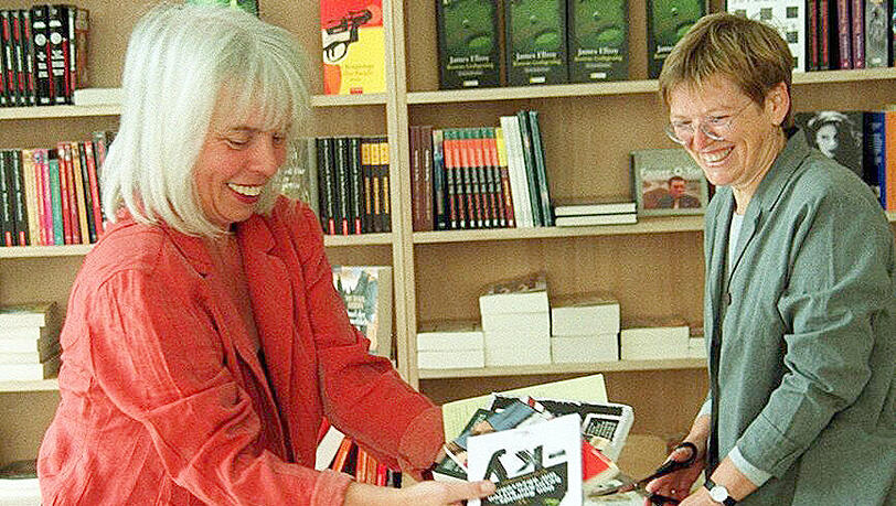Gabriele Fauser und Monika Dobler beim Einzug in die Krimibuchhandlung Glatteis