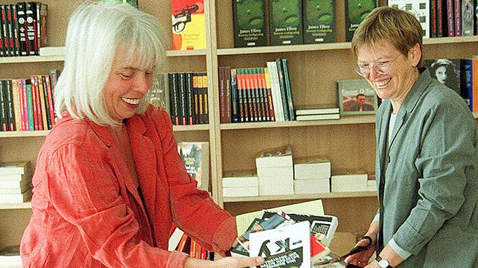 Gabriele Fauser und Monika Dobler beim Einzug in die Krimibuchhandlung Glatteis