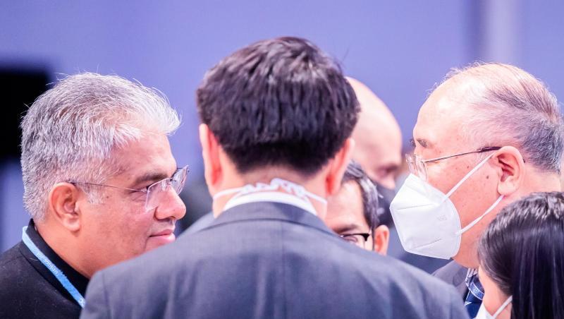 Der Umweltminister von Indien (l) im Gespräch mit dem Chef-Verhandler von China.