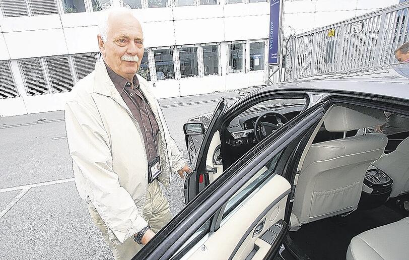 Bitte einsteigen: Klaus Huber betreut seit 20 Jahren die VIPs am Flughafen &ndash; und holt sich auch so manches Autogramm. Foto: Schilinnger