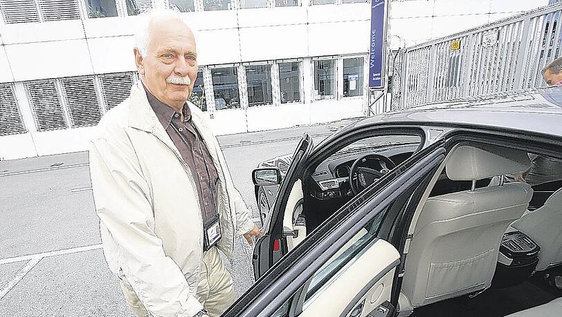 Bitte einsteigen: Klaus Huber betreut seit 20 Jahren die VIPs am Flughafen – und holt sich auch so manches Autogramm. Foto: Schilinnger Bitte einsteigen: Klaus Huber betreut seit 20 Jahren die VIPs am Flughafen – und holt sich auch so manches Autogramm. Foto: Schilinnger