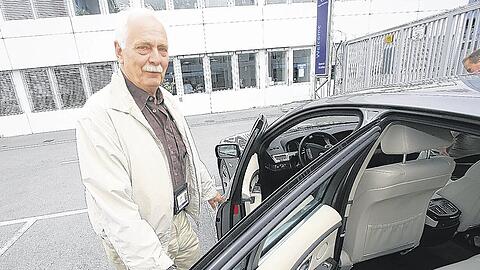 Bitte einsteigen: Klaus Huber betreut seit 20 Jahren die VIPs am Flughafen &ndash; und holt sich auch so manches Autogramm. Foto: Schilinnger