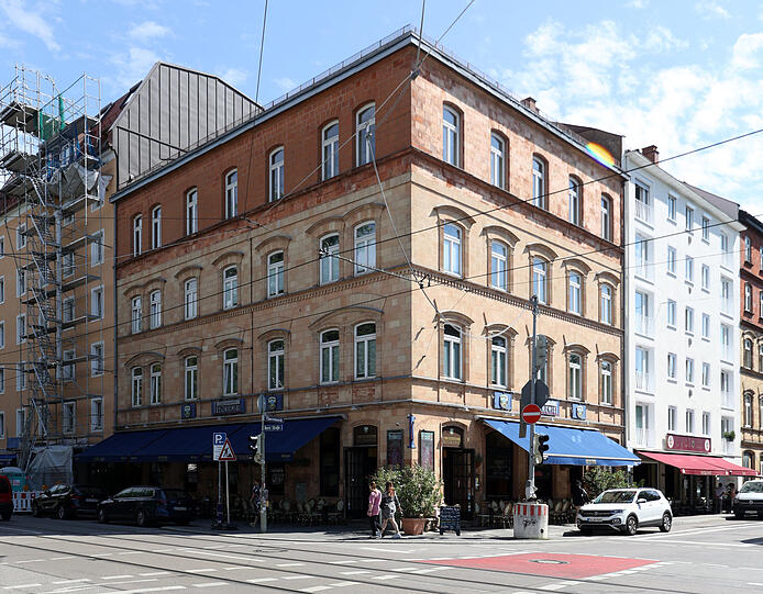 Markantes Eck: Einer der wenigen, erhalten gebliebenen Altbauten in der Theresienstraße, an der Ecke zur Barer Straße