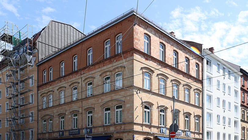 Markantes Eck: Einer der wenigen, erhalten gebliebenen Altbauten in der Theresienstraße, an der Ecke zur Barer Straße Markantes Eck: Einer der wenigen, erhalten gebliebenen Altbauten in der Theresienstraße, an der Ecke zur Barer Straße