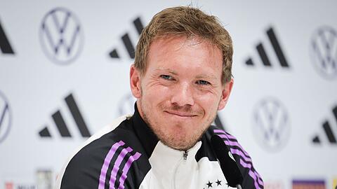 Deutschlands Trainer Julian Nagelsmann beantwortet die Fragen von Journalisten.
