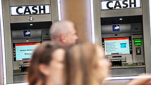 Zwei Geldautomaten in der Innenstadt, hier an der Neuhauser Stra&szlig;e.